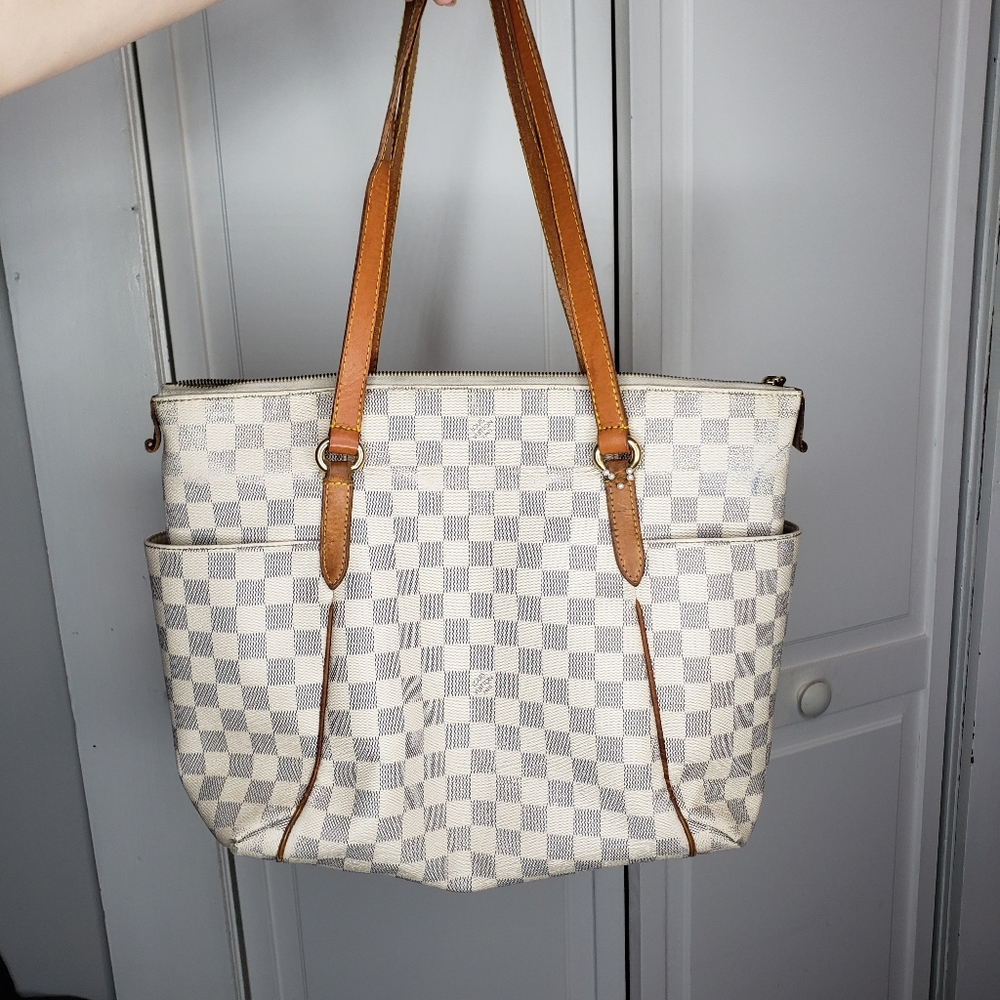 AUTHENTIC Louis Vuitton damier bag PRICE IS FIRM